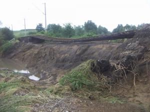 Inundaţii: Transportul feroviar între Vama şi Moldoviţa este închis