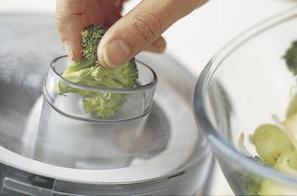 Consumat zilnic, sucul de broccoli, este benefic pentru pacienţii cu cancer la vezică urinară. Foto: PRACTICAL PICTURES