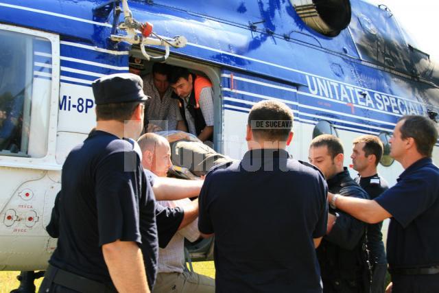 Ştefan Belmega, preluat de ambulanţieri de la elicopter şi dus la spital la Rădauţi. Foto: Corneliu Cârdeiu