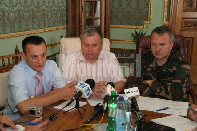 Guvernatorul de Cernăuţi, Vladimir Kuliş, în uniformă militară, la întâlnirea cu ziariştii români