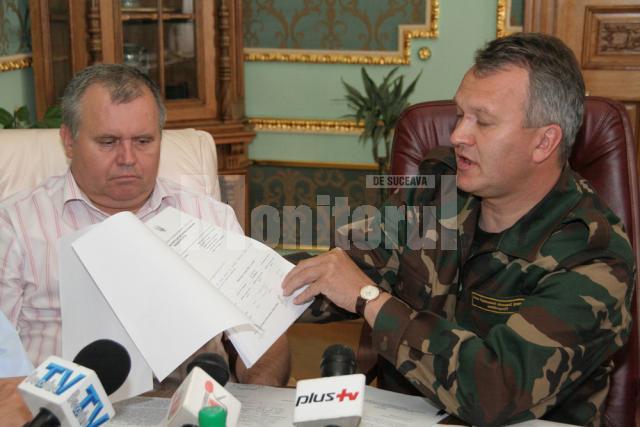 Guvernatorul de Cernăuţi, Vladimir Kuliş, probează cu documente că debitele râurilor au fost comunicate. Foto: Marius ŞUIU