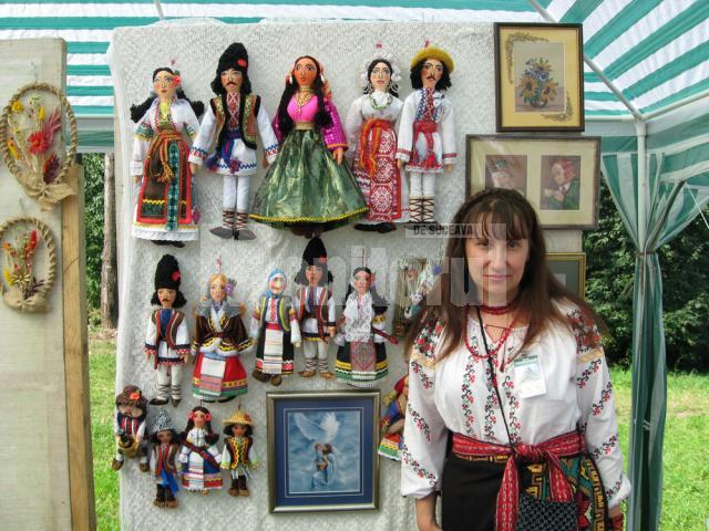 Nina Djos din Chişinau, creatoarea de păpuşi cu costume populare