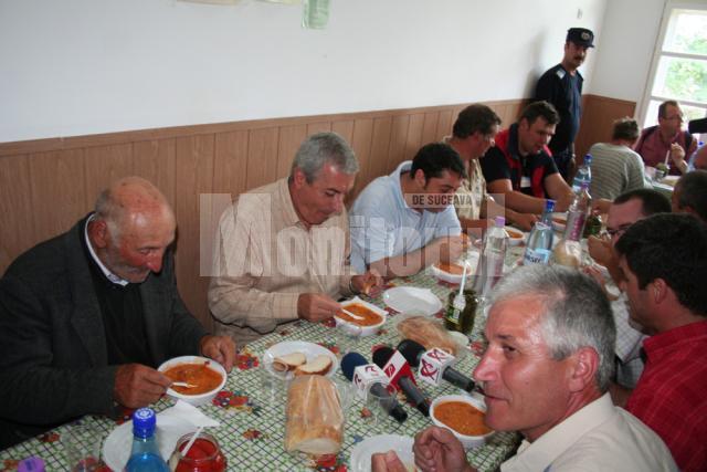 Premierul Tăriceanu a stat la masă cu sinistraţii de la Rădăuţi Prut. Foto: Monitorul de Botoşani