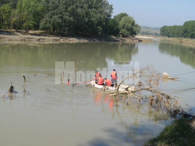 Tragedie la scăldat: Adolescent, înghiţit de apele râului Siret