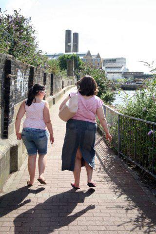 Suntem mai puţin expuşi riscului de a deveni obezi, dacă locuim într-o zonă care favorizează mersul pe jos. Foto: ALAMY