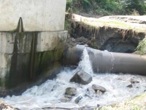 Ce se scurge prin canalizare şi ar trebui să ajungă în staţia de epurare a ACET se „epurează” direct în apele râului Suceava