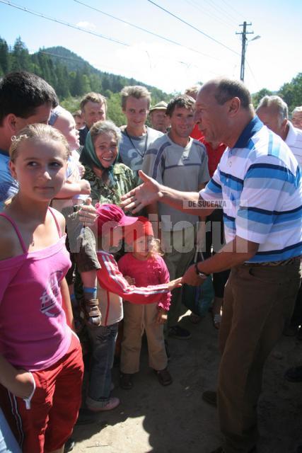 Preşedintele Băsescu de vorbă cu sinistraţii din Nisipitu