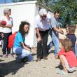 Preşedintele UNICEF, Edmond McLoughney, în mijlocul copiilor de la Ţibeni