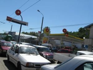 Măsuri: Prefectura impune ridicarea maşinilor parcate ilegal în Suceava