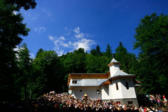 Patriarhul Daniel a participat la slujba de sfinţire a noii biserici. Foto: MEDIAFAX