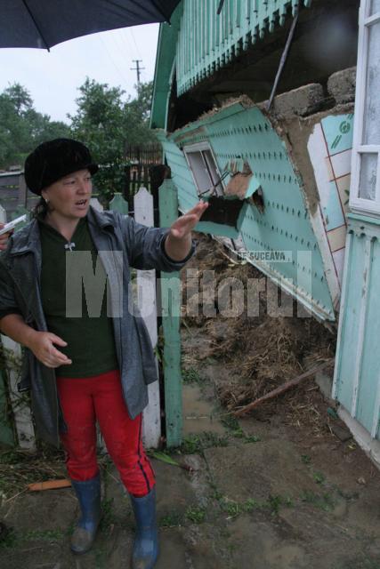 Bani: Pentru casele afectate, Guvernul dă materiale şi plăteşte manopera reconstrucţiei