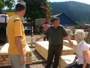 Umanitar: Raluca Turcan a adus un TIR de materiale de construcţii la Putna
