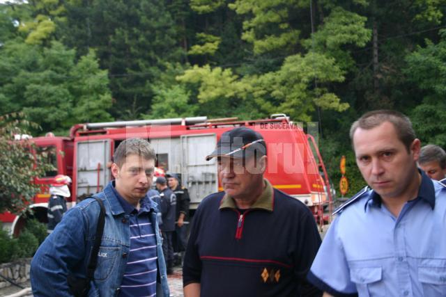Gheorghe Berbece (în mijloc) e convins că o mâna criminala i-a incendiat pensiunea