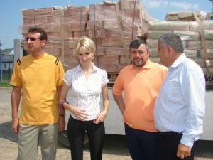 Deputatul PD-L de Sibiu Raluca Turcan a venit, ieri, la Suceava cu un transport de materiale de construcţii