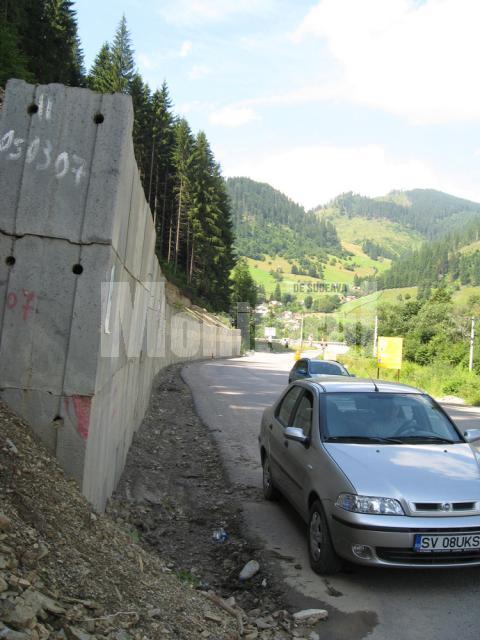 Zidurile de protecţie în zona montană se înclină deja ameninţător spre partea carosabilă