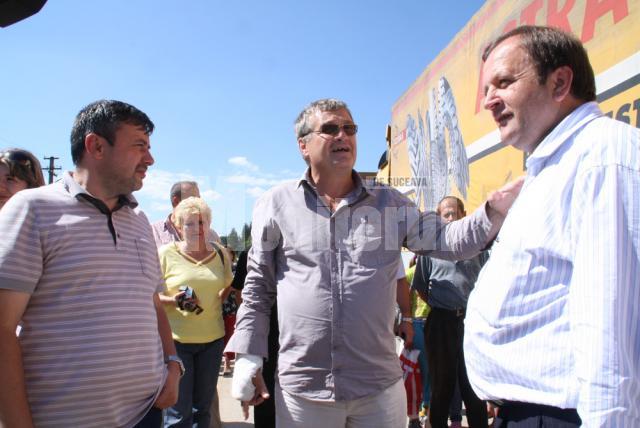 Ajutoare: Mircea Dinescu a adus cărămidă, bolţari şi mobilă la Ulma şi Brodina