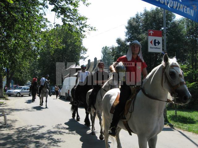 Cascadori cu cai la repetiţie pe platoul cetăţii
