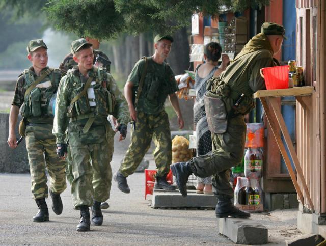 Rusia şi-a luat angajamentul să îşi retragă astăzi militarii din oraşul georgian Gori. Foto: AFP/MEDIAFAX