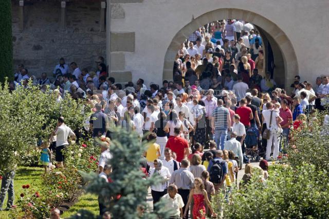 Sărbătoare: Mii de ortodocşi şi catolici au sărbătorit-o pe Fecioara Maria la Putna şi Cacica
