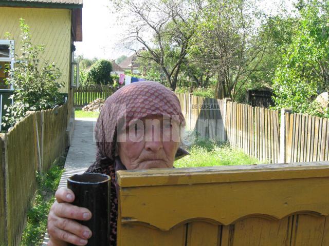 Ana Hrişcă are 82 de ani dar de la inundaţii doarme în grajd