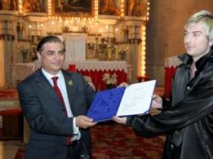 ASR Prinţul Paul al României primind de la Andras Chiriliuc diploma cu titlul de preşedinte de onoare al Asociaţiei Joseph Schmidt