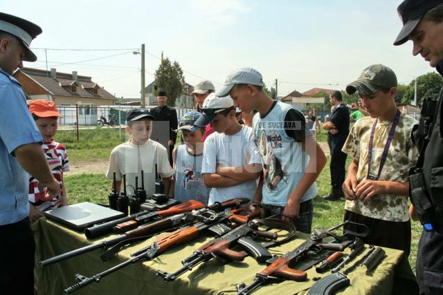 Copiii interesati de armele si sirenele de pe masinile jandarmilor