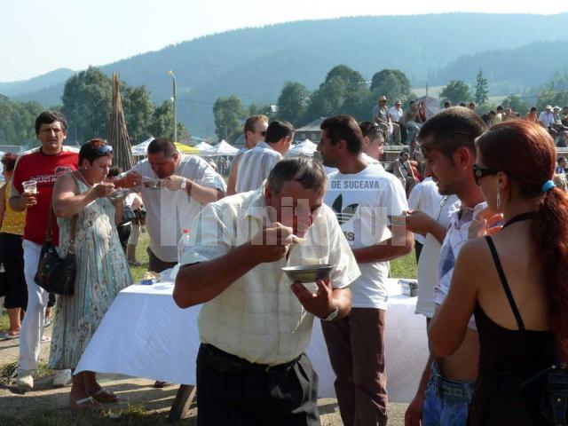 1.000 de persoane au gustat din borşul de peşte preparat la Ciocăneşti