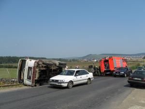 Manevră periculoasă: S-a răsturnat cu camionul, pentru a evita un accident rutier