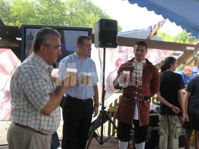 Primarul Sucevei a gustat din berea oferită de organizatori