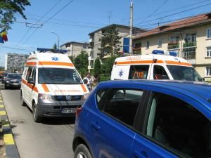 O ambulanţă chemată la un accident rutier a fost deturnată de rudele uneia dintre victime