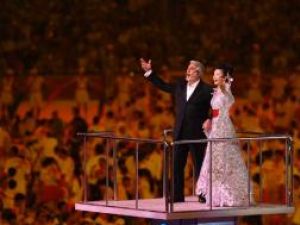 Tenorul Placido Domingo şi chinezoaica Song Zuying, la ceremonia de închidere a JO Foto: MEDIAFAX