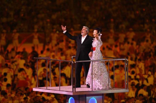 Tenorul Placido Domingo şi chinezoaica Song Zuying, la ceremonia de închidere a JO Foto: MEDIAFAX