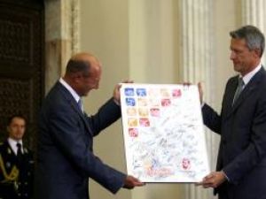 Preşedintele României a primit un panou cu semnăturile sportivilor Foto: MEDIAFAX