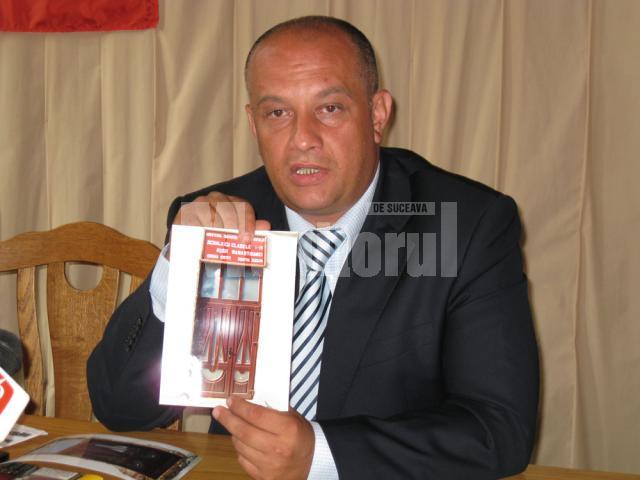 Prefectul Băişanu a dat exemplul unei şcoli din Ruşii-Mănăstioara unde pentru două uşi din termopan s-au plătit 10.000 de lei