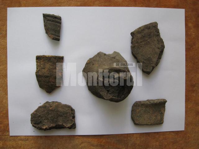 Fragmente ceramice amestecate, provenind din mai multe perioade istorice