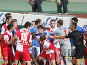 Meciul dintre Dinamo şi Universitatea Craiova a semănat mai mult cu o partidă de lupte Foto: GSP