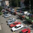 Fermierii au mărşăluit cu tractoarele prin fata Prefecturii