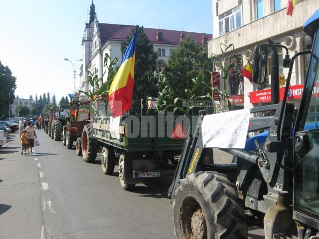 Nemulţumiri în stradă: 30 de tractoare, claxoane şi lozinci, la protestul fermierilor