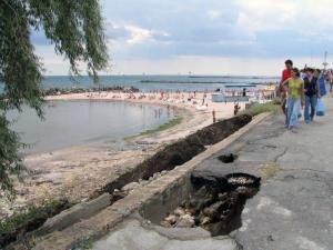 Tot mai puţini străini îşi petrec concediul pe litoralul românesc. Foto: Rompres