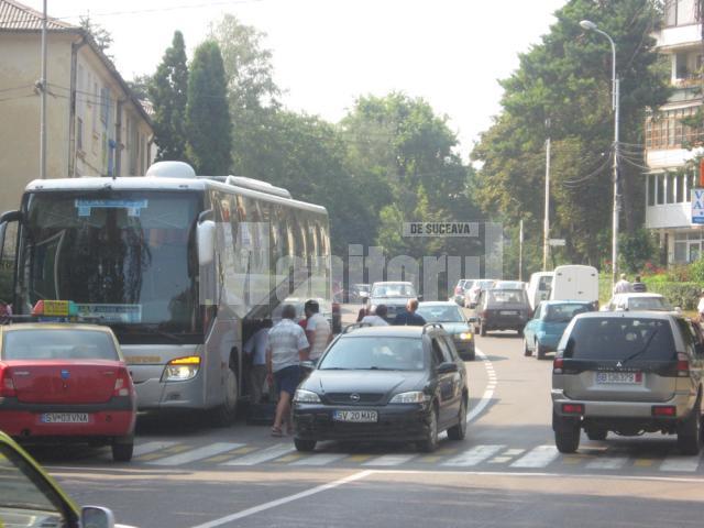Un autocar a staţionat pentru a debarca pasagerii la un metru de trecerea de pietoni