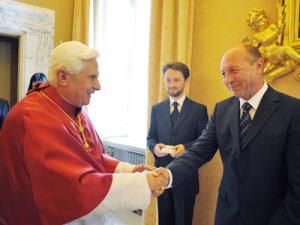 Preşedintele Traian Băsescu s-a întâlnit cuPapa Benedict al XVl-lea, sâmbătă, la Castelul Gandolfo. Foto: MEDIAFAX