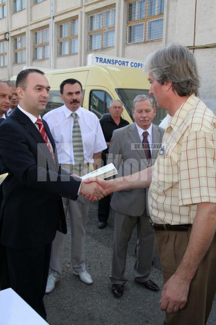 Cristian Adomniţei a înmânat autorităţilor locale cheile celor 31 de microbuze şcolare