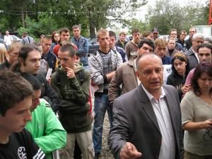 Prefectul Alexandru Băişanu a purtat discuţii cu oamenii, întrebându-i dacă au fost nevoiţi să dea şpagă