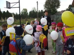 Umanitar: Selgros a oferit rechizite şcolare copiilor sinistraţi din Straja şi Brodina