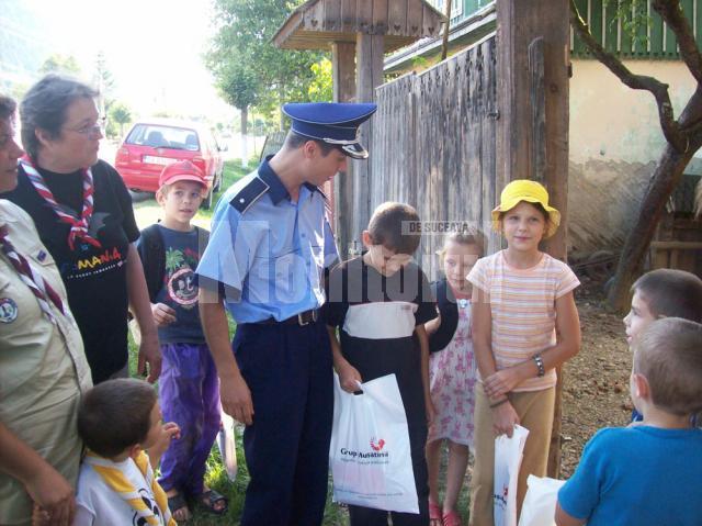 Umanitar: Copiii familiilor sinistrate au primit rechizite de la poliţişti