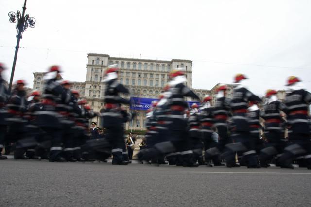 Efective ale Inspectoratului General pentru Situaţii de Urgenta (I.G.S.U.) defilează în cadrul paradei prilejuite de Ziua Pompierilor din România. Foto: MEDIAFAX