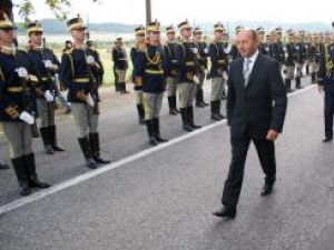 Presedintele Traian Basescu salută Garda de Onoare, la Ţebea. Foto: MEDIAFAX