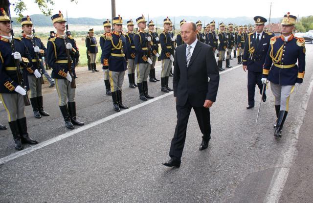 Presedintele Traian Basescu salută Garda de Onoare, la Ţebea. Foto: MEDIAFAX