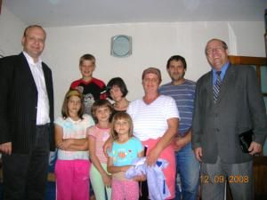 Ovidiu Donţu şi Eugen Girigan, alături de familia pe care au ajutat-o