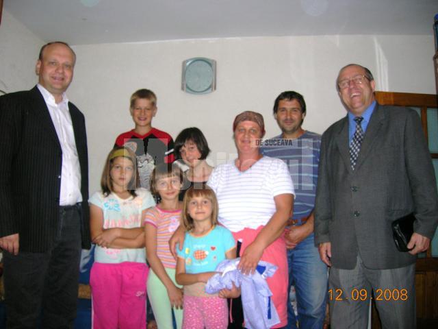 Ovidiu Donţu şi Eugen Girigan, alături de familia pe care au ajutat-o